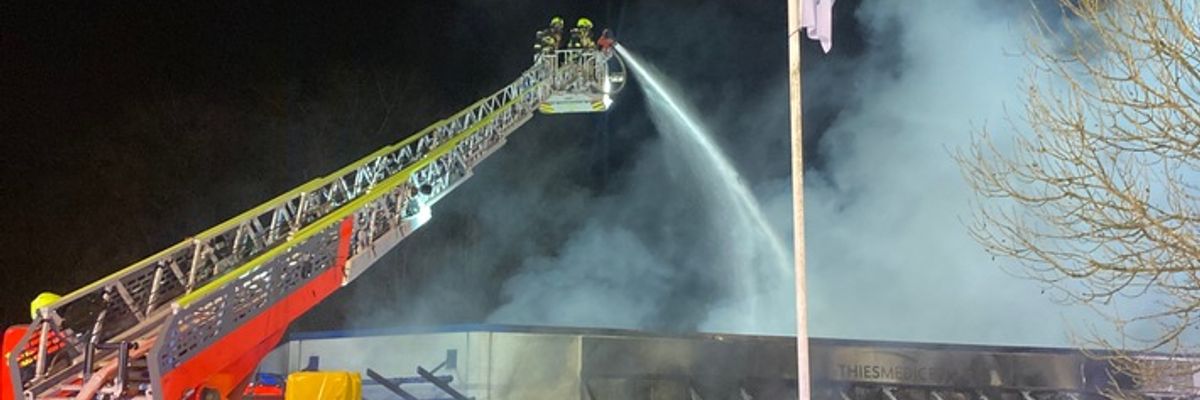 FW-PI: Pinneberg: Abschlussmeldung: Großfeuer in Sanitätshaus nach 7 Stunden gelöscht