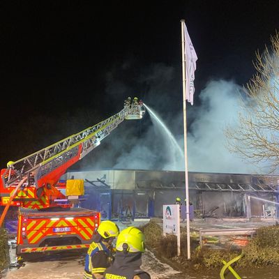 FW-PI: Pinneberg: Abschlussmeldung: Großfeuer in Sanitätshaus nach 7 Stunden gelöscht