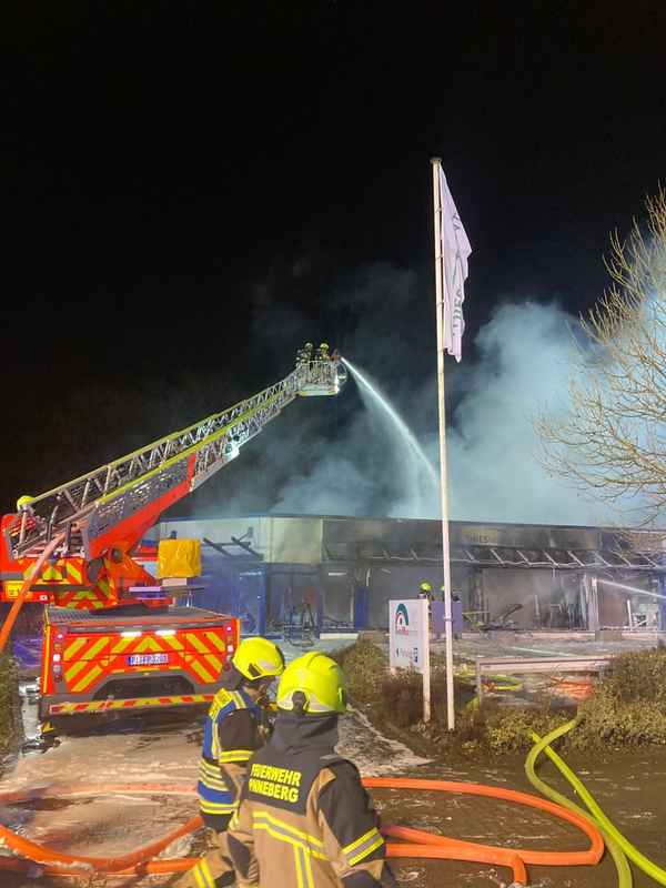 FW-PI: Pinneberg: Abschlussmeldung: Großfeuer in Sanitätshaus nach 7 Stunden gelöscht