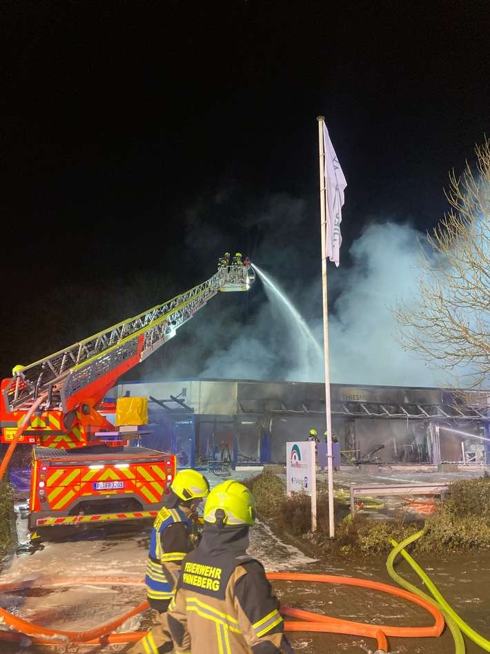 FW-PI: Pinneberg: Abschlussmeldung: Großfeuer in Sanitätshaus nach 7 Stunden gelöscht
