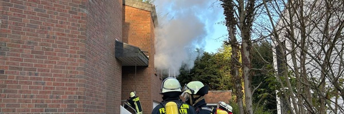 FW Rösrath: Gebäudebrand in Kleineichen: Feuerwehr Rösrath im Großeinsatz