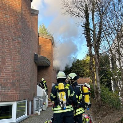 FW Rösrath: Gebäudebrand in Kleineichen: Feuerwehr Rösrath im Großeinsatz