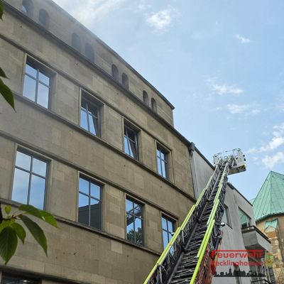 FW-RE: Wohnungsbrand in der Recklinghäuser Innenstadt: Eine Person leicht verletzt