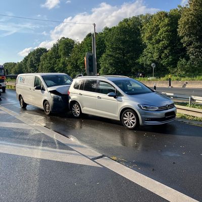 FW-MH: Verkehrsunfall auf der BAB 40 - eine leicht verletzte Person
