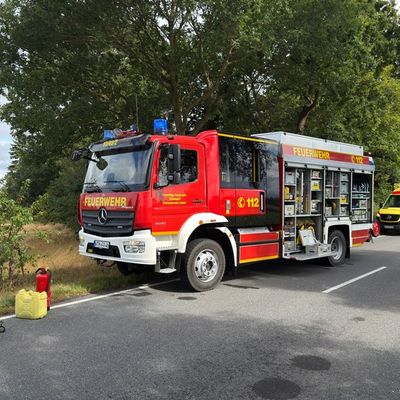 FW-AUR: Mehrere Verletzte nach Aufprall auf Landesstraße 34