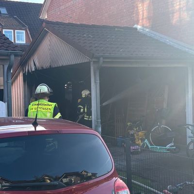 FW-ROW: Carport gerät in Brand - Feuerwehr verhindert Übergreifen aufs Wohnhaus