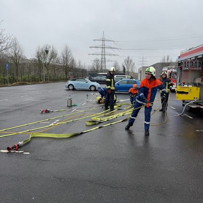 FW Dinslaken: Feuerwehr Dinslaken: Nachwuchs fit für den Einsatzdienst gemacht