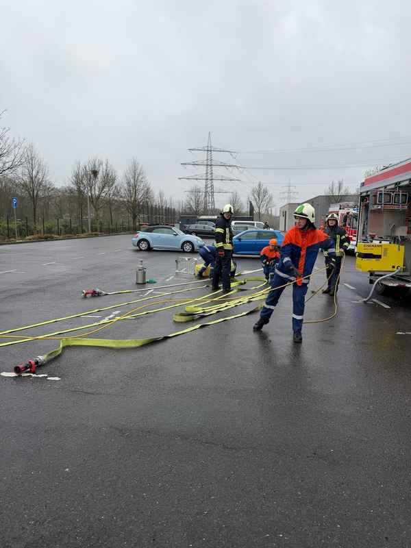 FW Dinslaken: Feuerwehr Dinslaken: Nachwuchs fit für den Einsatzdienst gemacht