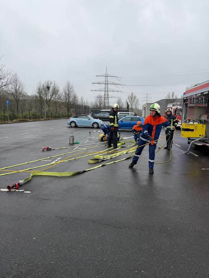 FW Dinslaken: Feuerwehr Dinslaken: Nachwuchs fit für den Einsatzdienst gemacht