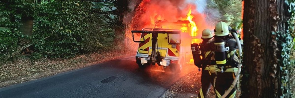 FW Bocholt: Fahrzeugbrand auf der Schloßallee - Feuerwehr Bocholt im Einsatz