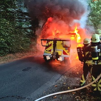 FW Bocholt: Fahrzeugbrand auf der Schloßallee - Feuerwehr Bocholt im Einsatz