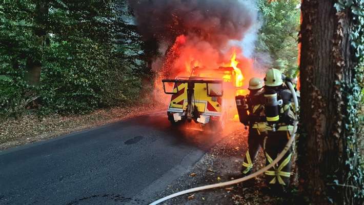 FW Bocholt: Fahrzeugbrand auf der Schloßallee - Feuerwehr Bocholt im Einsatz