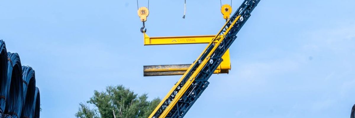 Feuerwehr MTK: Höhenrettung und Menschenrettung unter Stahlringen: Realistische Einsatzübung in Okriftel