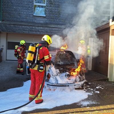 FW-Velbert: Brand eines VW-Käfers in Velbert-Langenberg