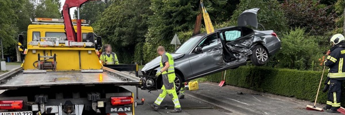 FW-AUR: Hilfeleistung nach Verkehrsunfall