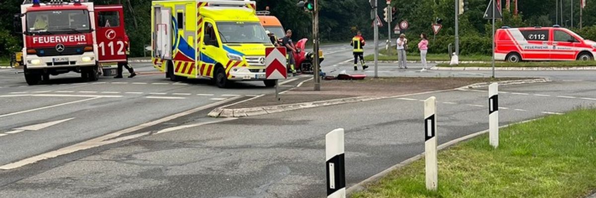 FFW Schiffdorf: Fahrerin nach Seitenaufprall durch Feuerwehr gerettet