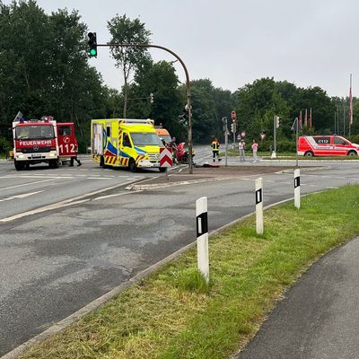 FFW Schiffdorf: Fahrerin nach Seitenaufprall durch Feuerwehr gerettet