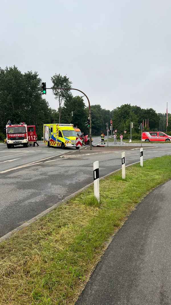 FFW Schiffdorf: Fahrerin nach Seitenaufprall durch Feuerwehr gerettet