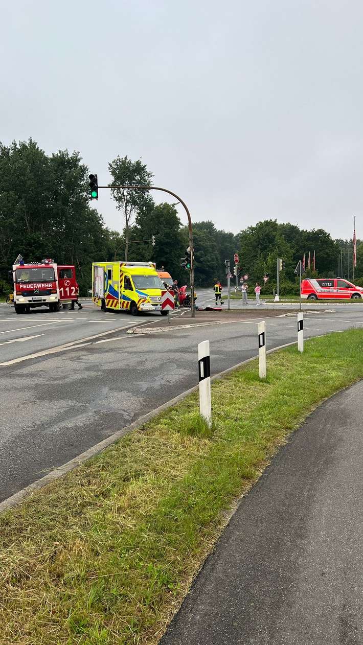 FFW Schiffdorf: Fahrerin nach Seitenaufprall durch Feuerwehr gerettet