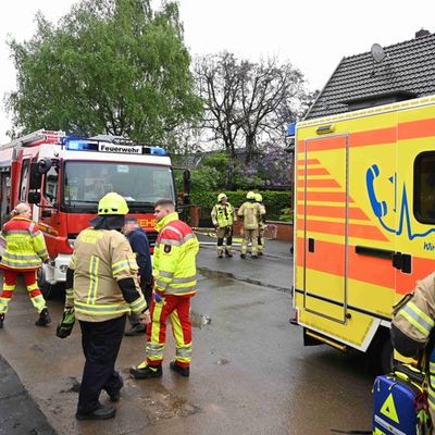 FW Pulheim: Zwei Verletzte nach Verpuffung in Wohnhaus