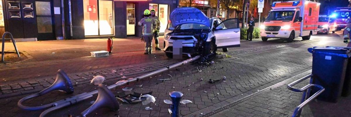 FW Pulheim: PKW kollidiert mit Straßenlaterne