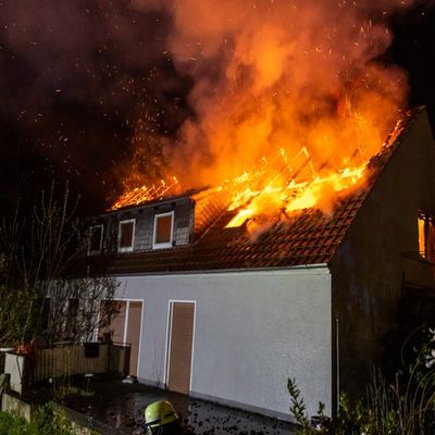 FW Porta Westfalica: 13.04.2025 - Wohnhaus-/Dachstuhlbrand in Vennebeck