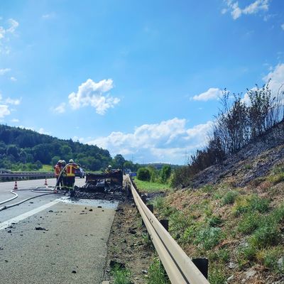 FW Stockach: Brennender Wohnwagen auf der Autobahn.