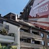 FW-NE: Zimmerbrand im Dachgeschoss eines Mehrfamilienhauses | Keine Personen in der Wohnung