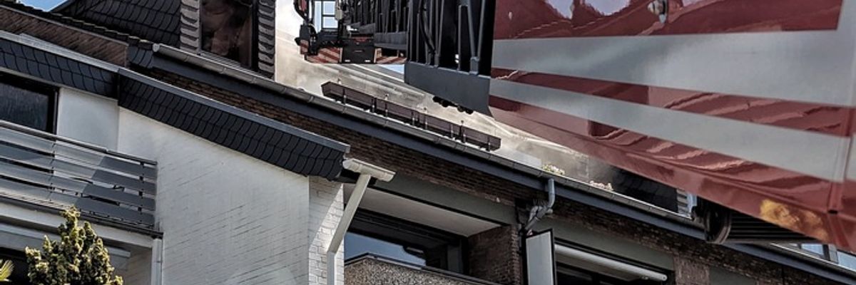 FW-NE: Zimmerbrand im Dachgeschoss eines Mehrfamilienhauses | Keine Personen in der Wohnung