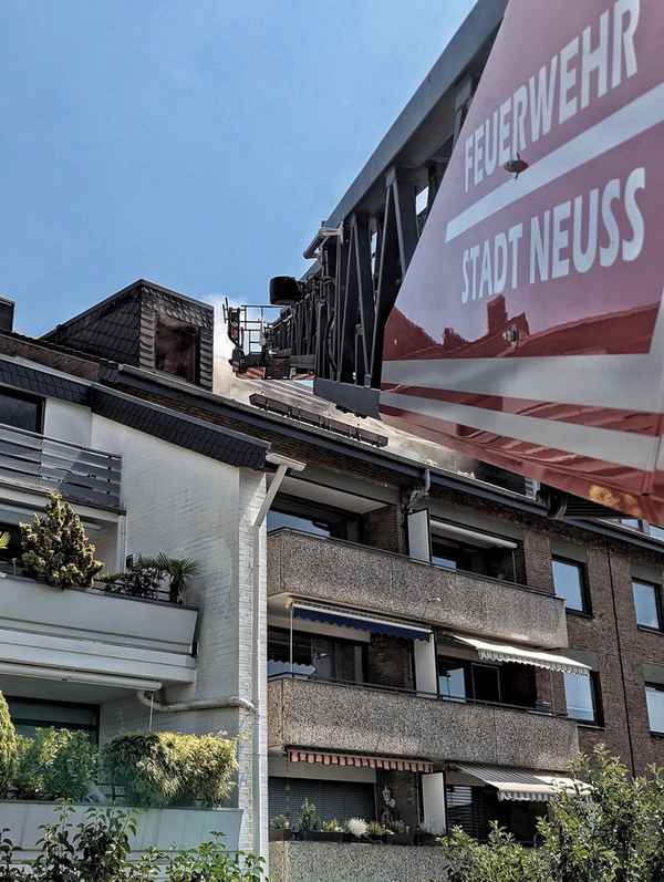 FW-NE: Zimmerbrand im Dachgeschoss eines Mehrfamilienhauses | Keine Personen in der Wohnung