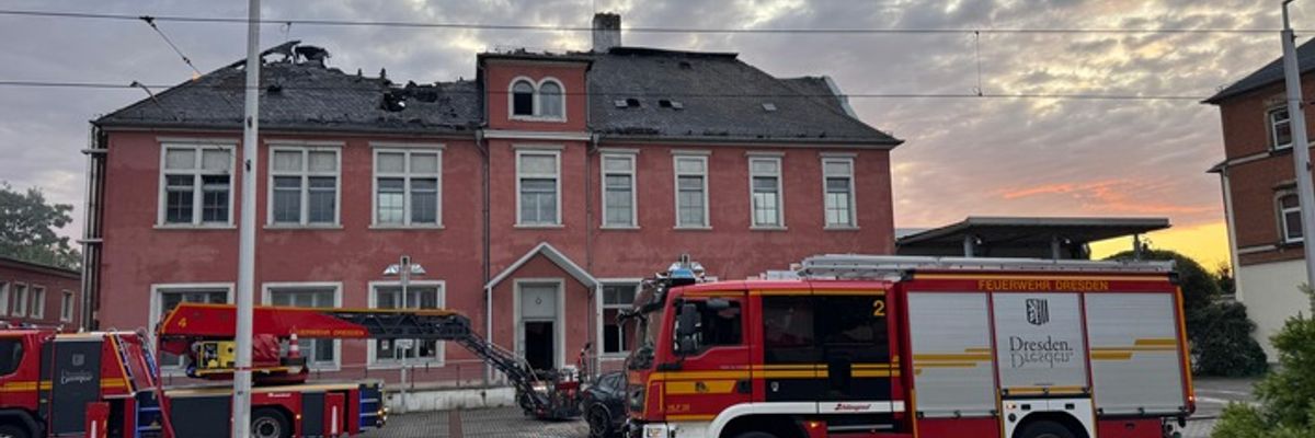 FW Dresden: Brand gelöscht - Nachlöscharbeiten in der Staatsoperette im Gange