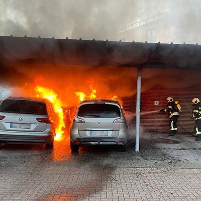 FW-AUR: Brennende Autos greifen auf Unterstand über
