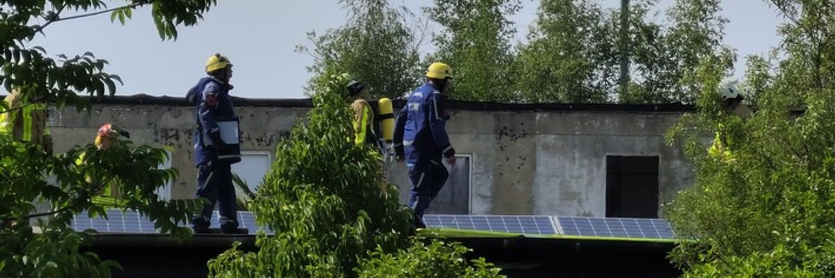 FW Grevenbroich: Feuerwehr Grevenbroich löscht Dachstuhlbrand in Kapellen