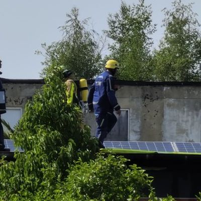 FW Grevenbroich: Feuerwehr Grevenbroich löscht Dachstuhlbrand in Kapellen