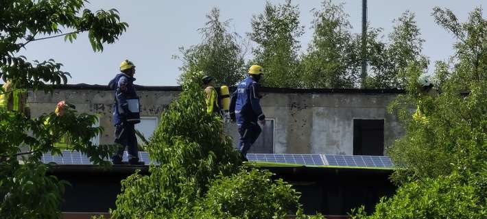 FW Grevenbroich: Feuerwehr Grevenbroich löscht Dachstuhlbrand in Kapellen