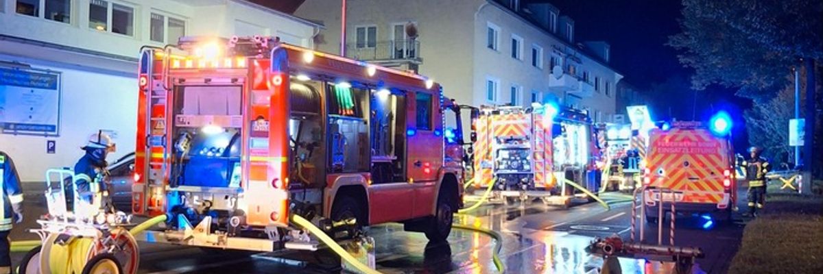 FW-BN: Brand an Gewerbeobjekt - Flammen greifen auf Gebäudeinneres über