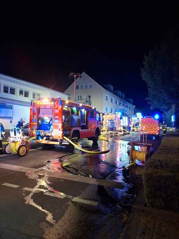 FW-BN: Brand an Gewerbeobjekt - Flammen greifen auf Gebäudeinneres über