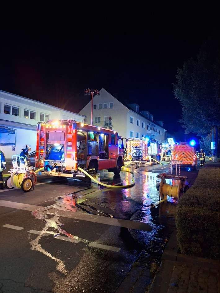 FW-BN: Brand an Gewerbeobjekt - Flammen greifen auf Gebäudeinneres über