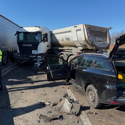 FW Ratingen: Schwerer Verkehrsunfall mit LKW auf der BAB 3