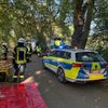 FFW Schiffdorf: Trecker fährt gegen Baum - Fahrer bleibt unverletzt