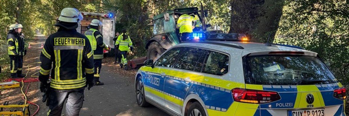 FFW Schiffdorf: Trecker fährt gegen Baum - Fahrer bleibt unverletzt
