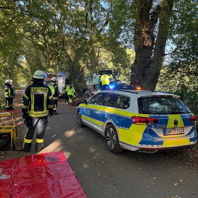 FFW Schiffdorf: Trecker fährt gegen Baum - Fahrer bleibt unverletzt