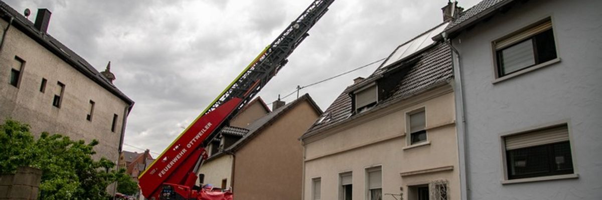 FW LK Neunkirchen: Gewitter über Neunkirchen - Blitz sprengt Kamin und Windböe bläst Verkaufsbude um