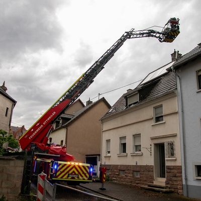 FW LK Neunkirchen: Gewitter über Neunkirchen - Blitz sprengt Kamin und Windböe bläst Verkaufsbude um