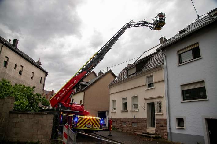 FW LK Neunkirchen: Gewitter über Neunkirchen - Blitz sprengt Kamin und Windböe bläst Verkaufsbude um