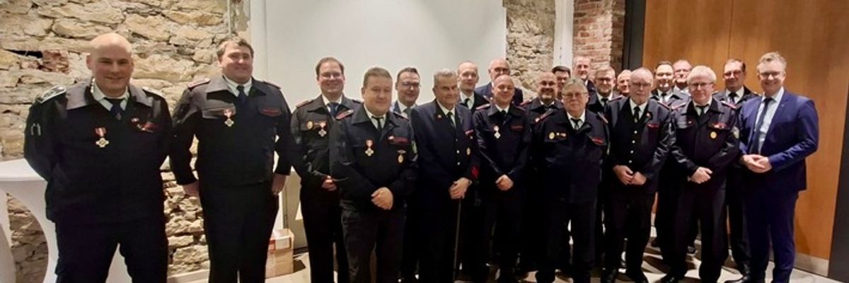 FW-OE: Jubilarehrung der Feuerwehr Lennestadt - Jahrzehntelanges Engagement in würdigem Rahmen geehrt