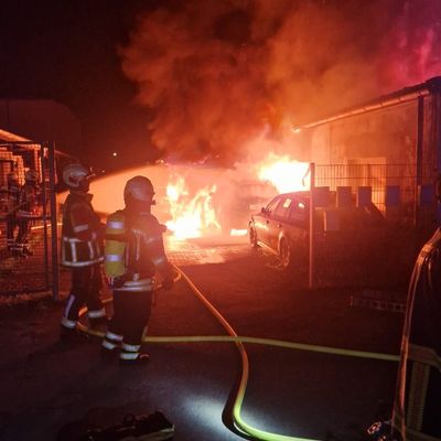 FW Gundelfingen: Gebäudebrand im Gewerbegebiet in Gundelfingen