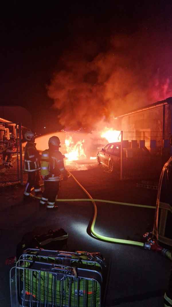 FW Gundelfingen: Gebäudebrand im Gewerbegebiet in Gundelfingen