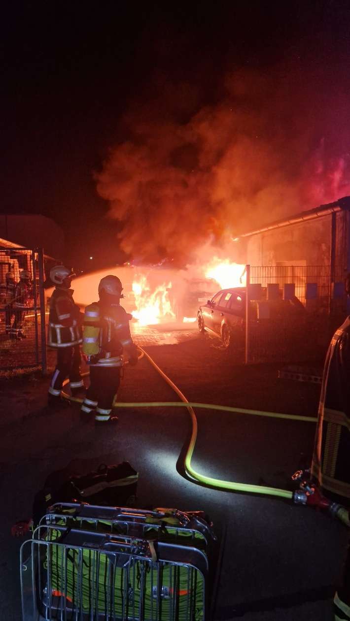 FW Gundelfingen: Gebäudebrand im Gewerbegebiet in Gundelfingen