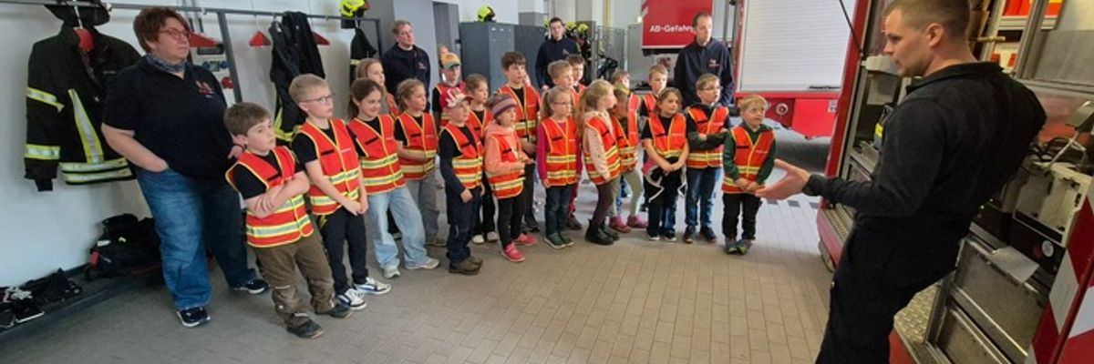 FW-OE: Was für ein cooles Event - Begeisterung bei den "LöschKids Heinsberg" beim Besuch der Berufsfeuerwehr Siegen